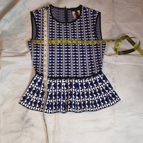 BCBGMAXAZRIA PRINT STRETCH HEVRE TYPE PEPLUM TOP - Picture 7 of 7